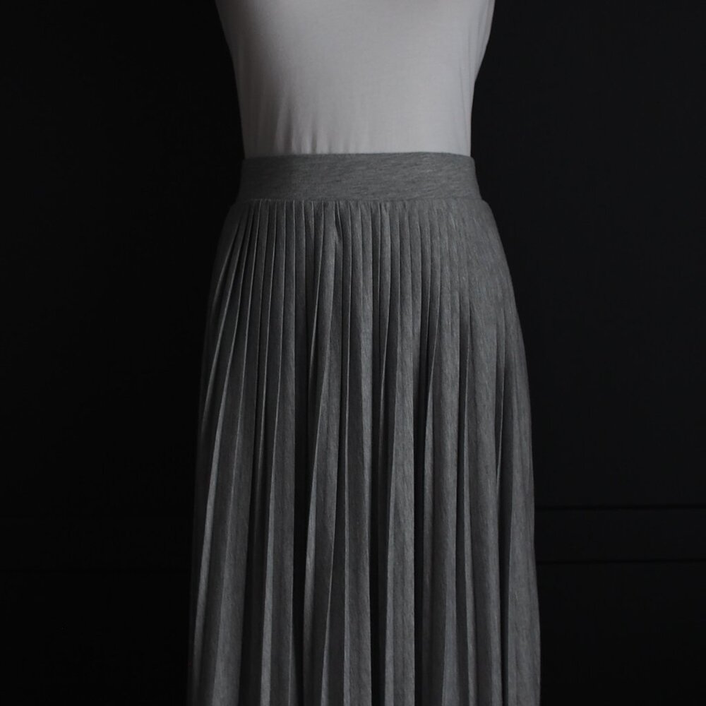 Vero Moda | Beautiful Grey Pleated Midi Skirt - Picture 3 of 4